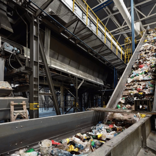 Soluções: Como a Reciclagem Industrial e a Gestão de Resíduos Fecham o Loop